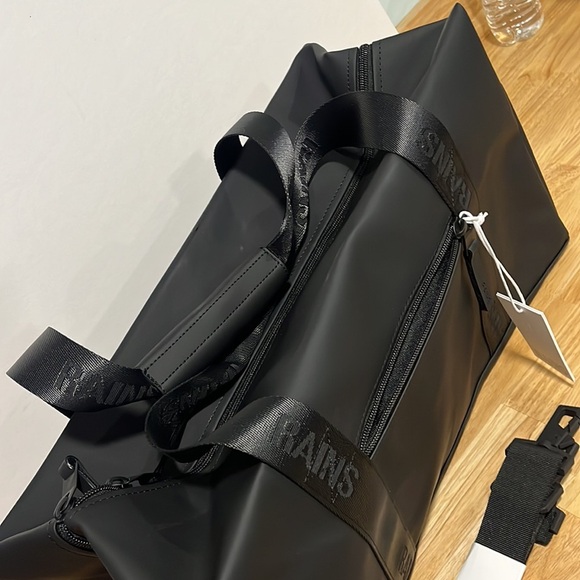 NEW Rains Gym Duffle/ Weekender Bag Black - Picture 6 of 15